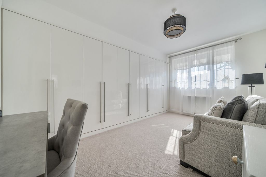 Property photo 3 of 18 Bedroom