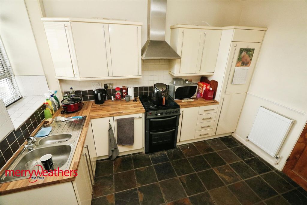 Property photo 2 of 12 Kitchen