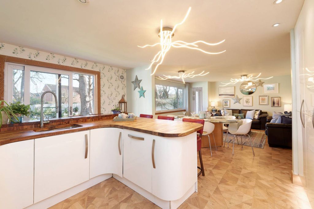 Property photo 2 of 40