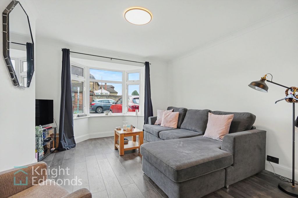 Property photo 3 of 16 Lounge