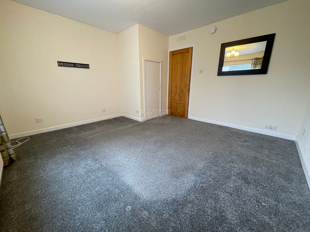 Property photo 3 of 19 Lounge B.Jpg