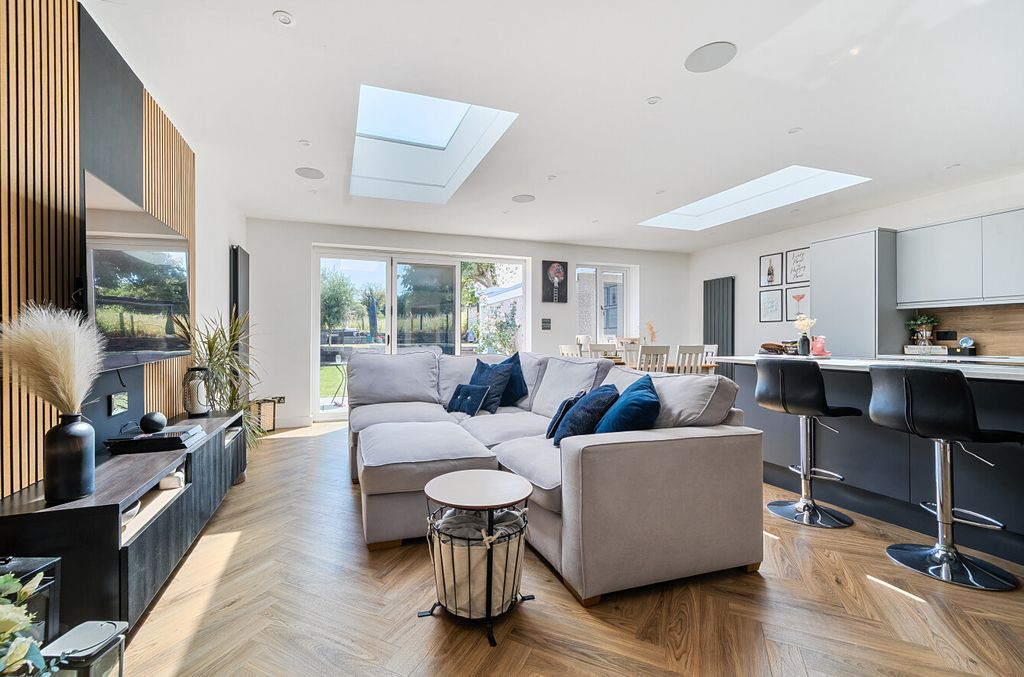 Property photo 2 of 16 1486764-12-6A47E3...