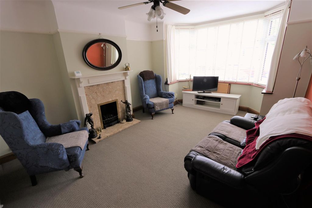 Property photo 3 of 28 Living Room