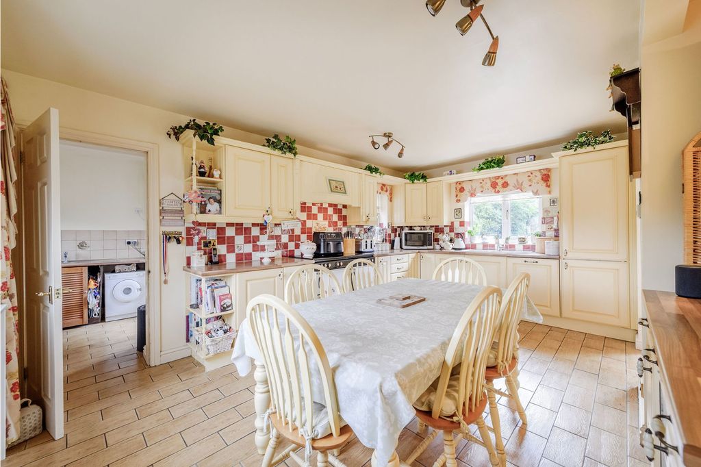 Property photo 3 of 27