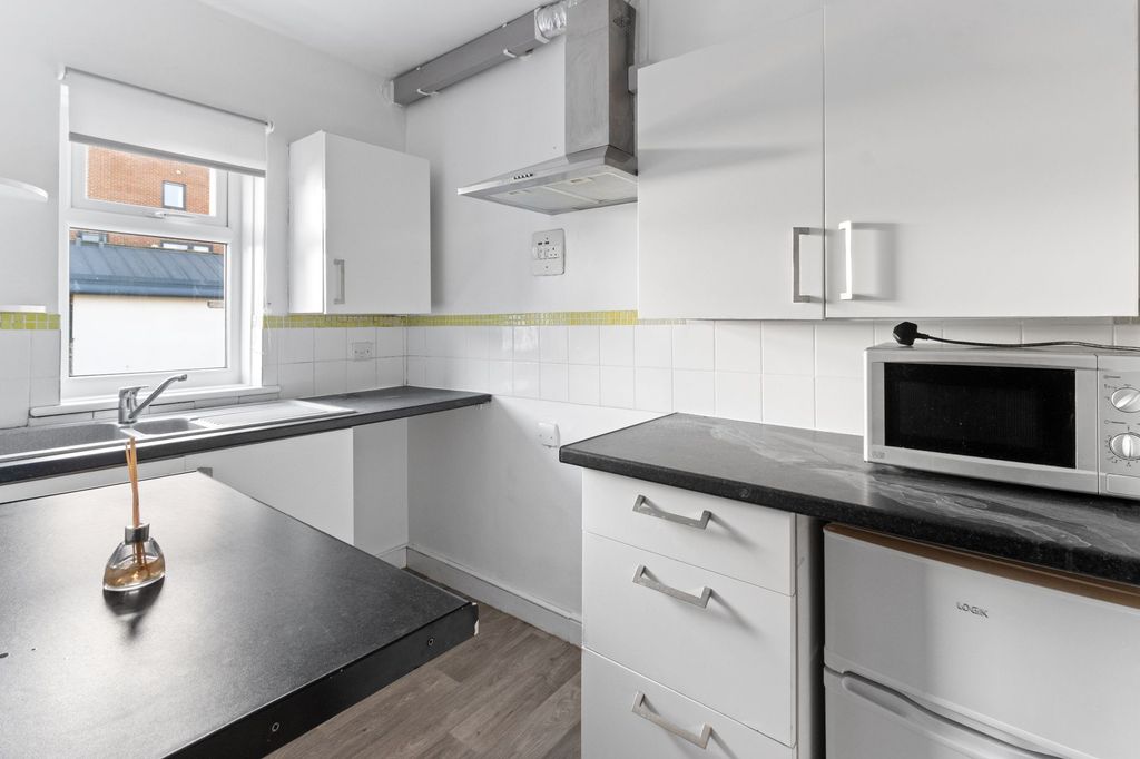 Property photo 3 of 10 Kitchen