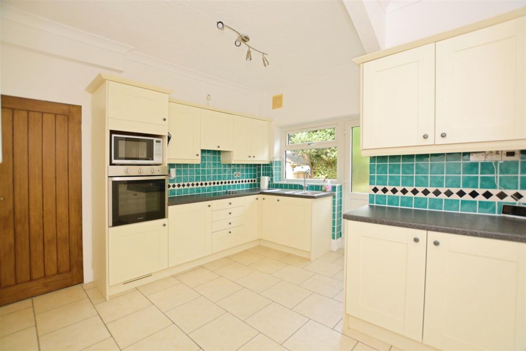 Property photo 3 of 20 Kitchen