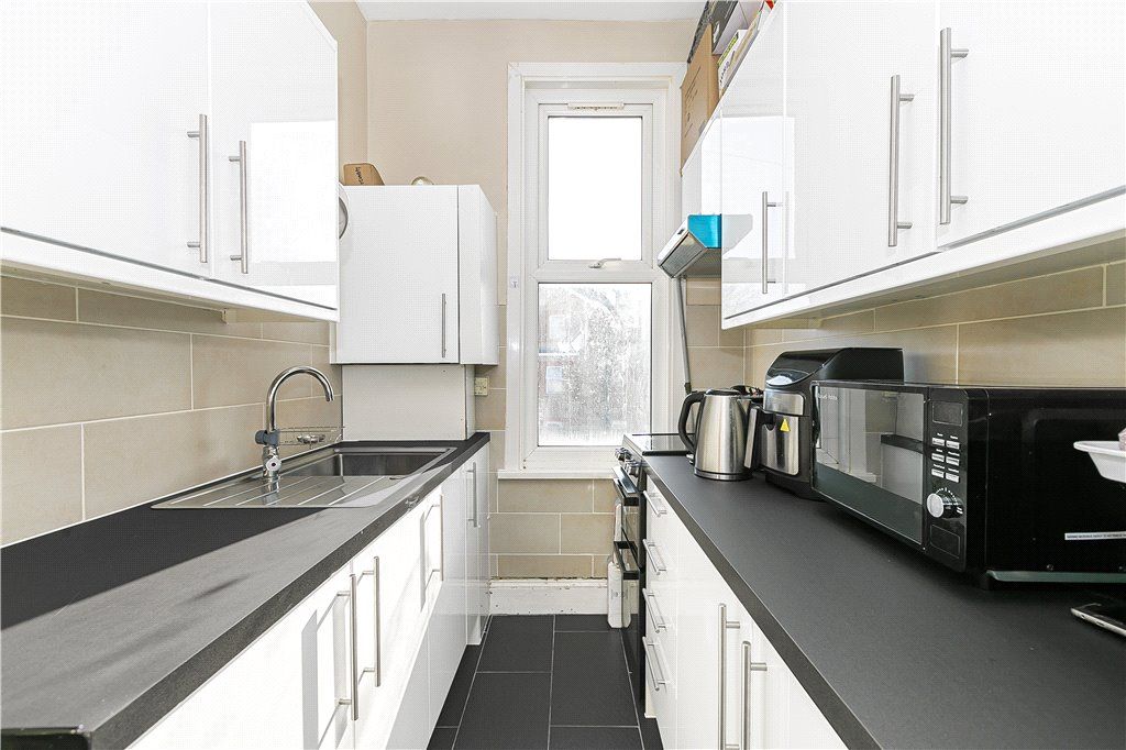 Property photo 3 of 10 Kitchen