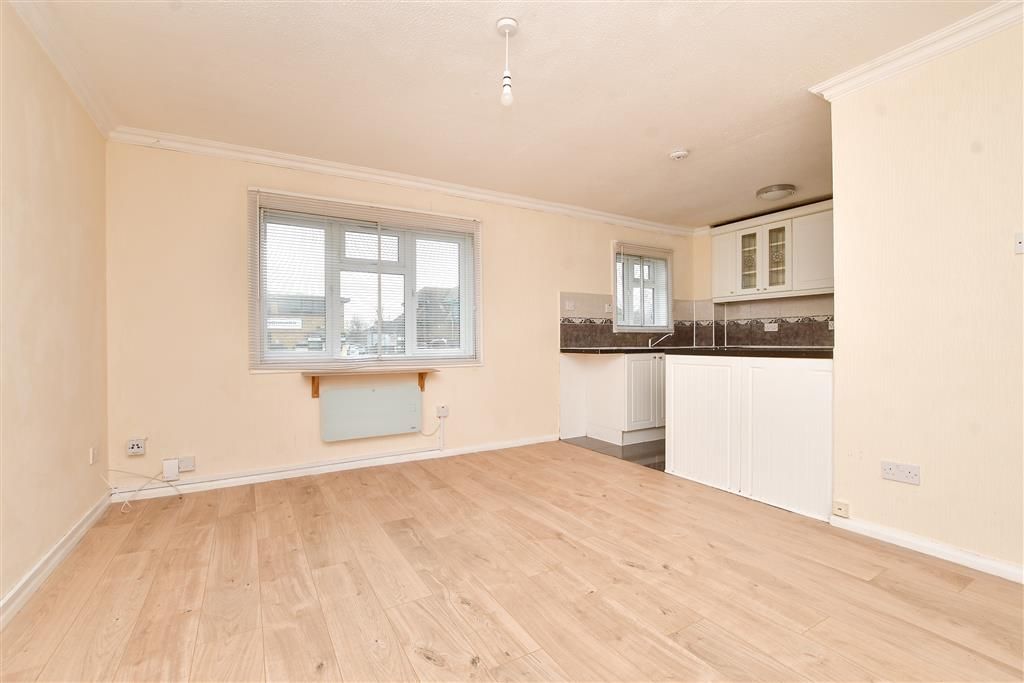 Property photo 2 of 8 Kitchen/Lounge