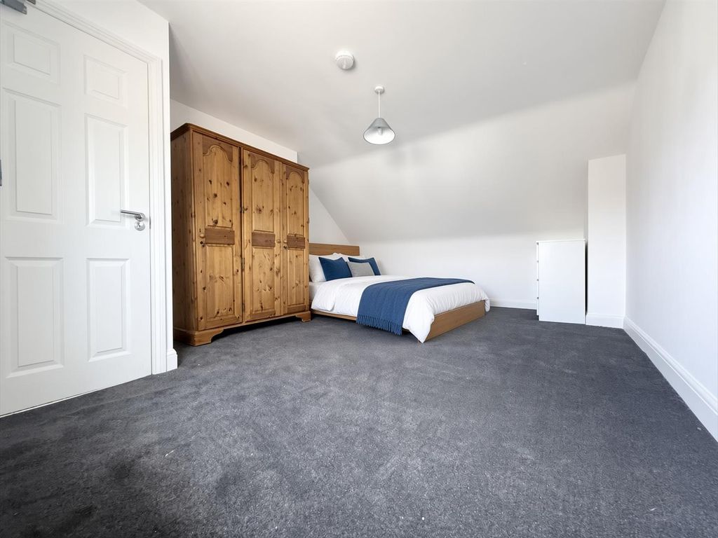 Property photo 2 of 7 Bed.Jpg