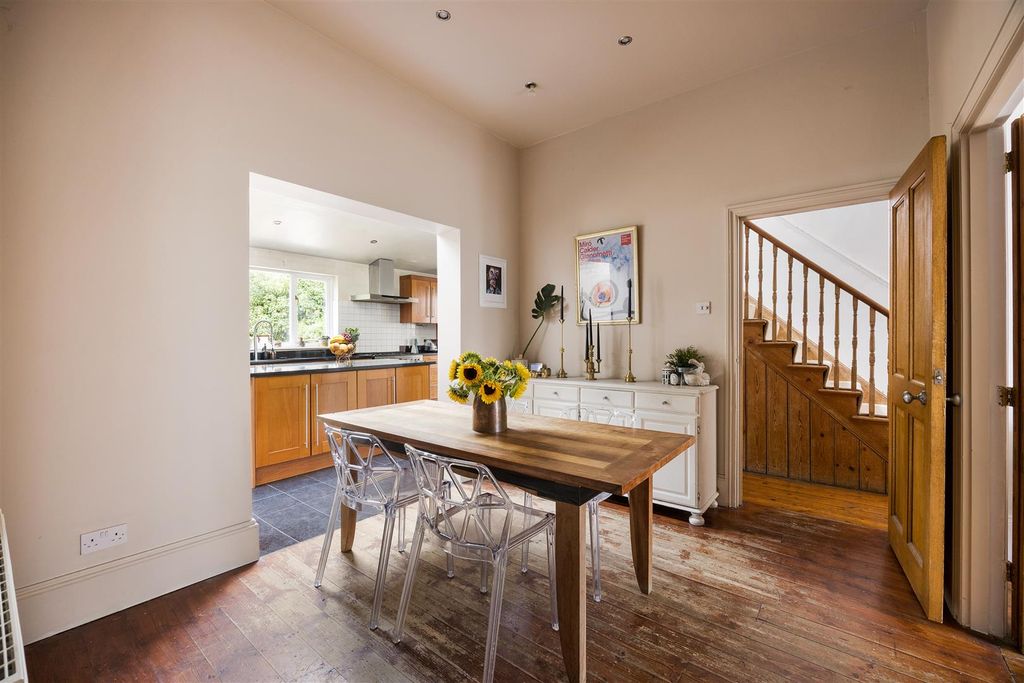 Property photo 3 of 52 Hampton Road, E7