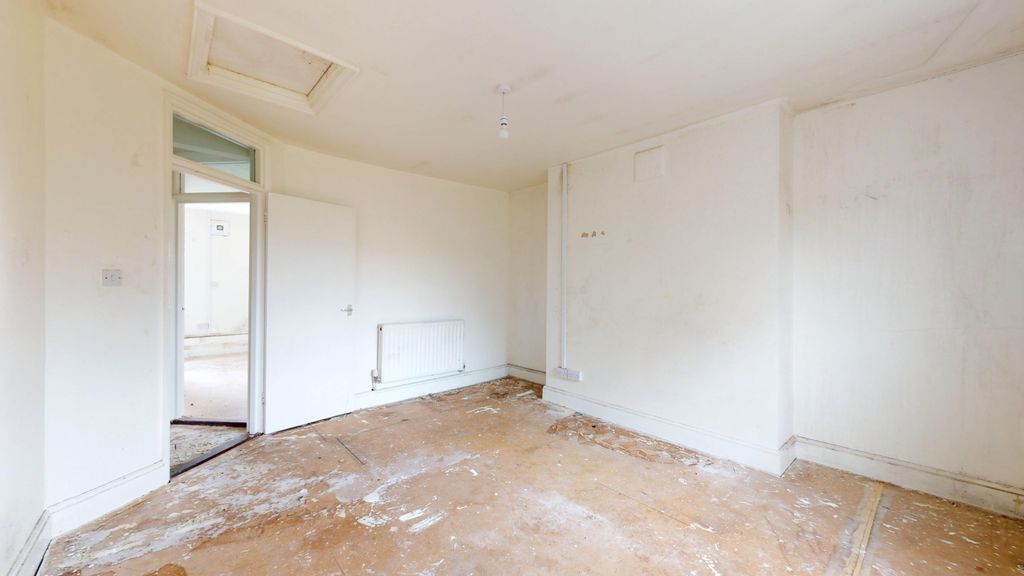 Property photo 3 of 13 Flat C, 79 Richmond Road, Hackney, London, E8 3Aa