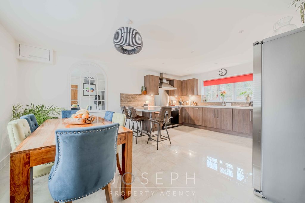 Property photo 2 of 26