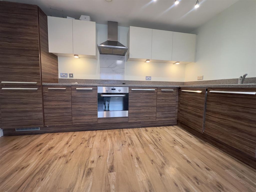 Property photo 3 of 8 Kitchen