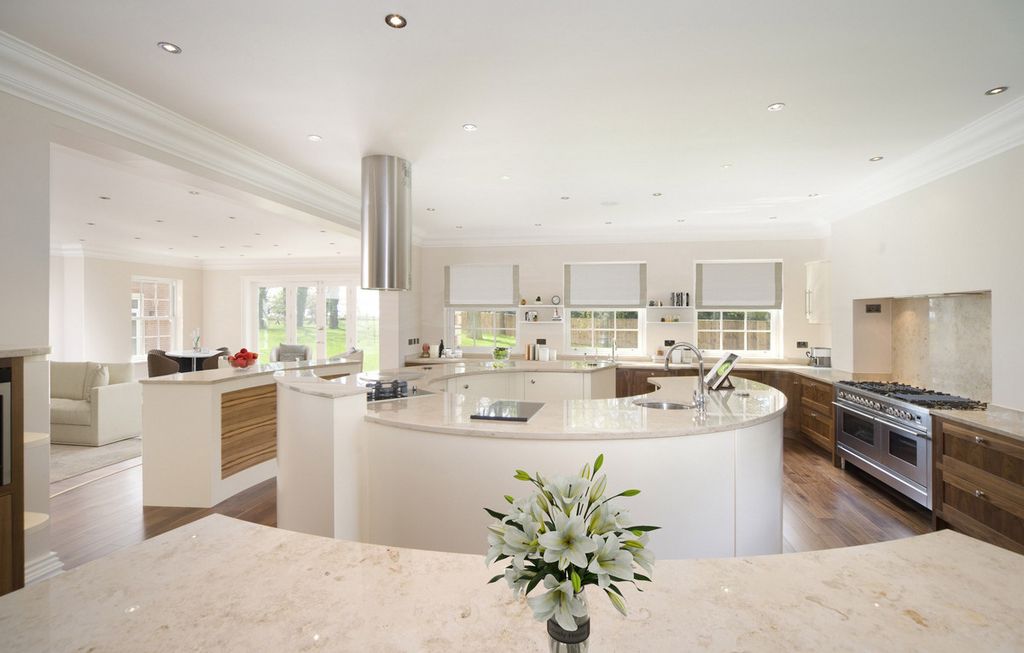 Property photo 2 of 31