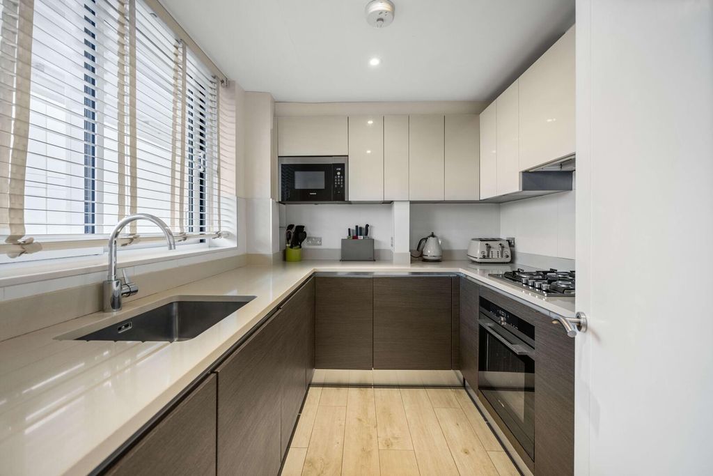 Property photo 2 of 7 Kitchen