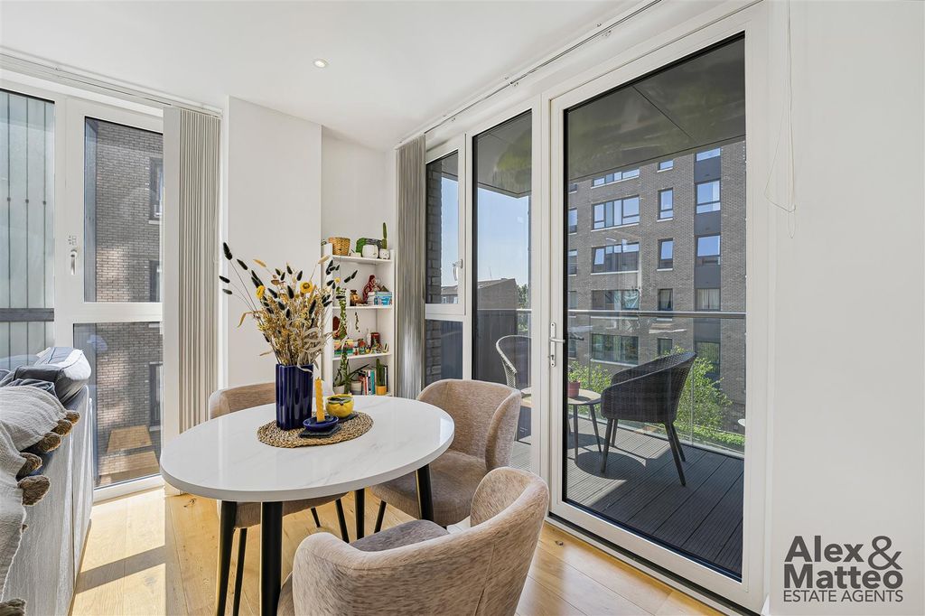 Property photo 3 of 13 Aurora Point