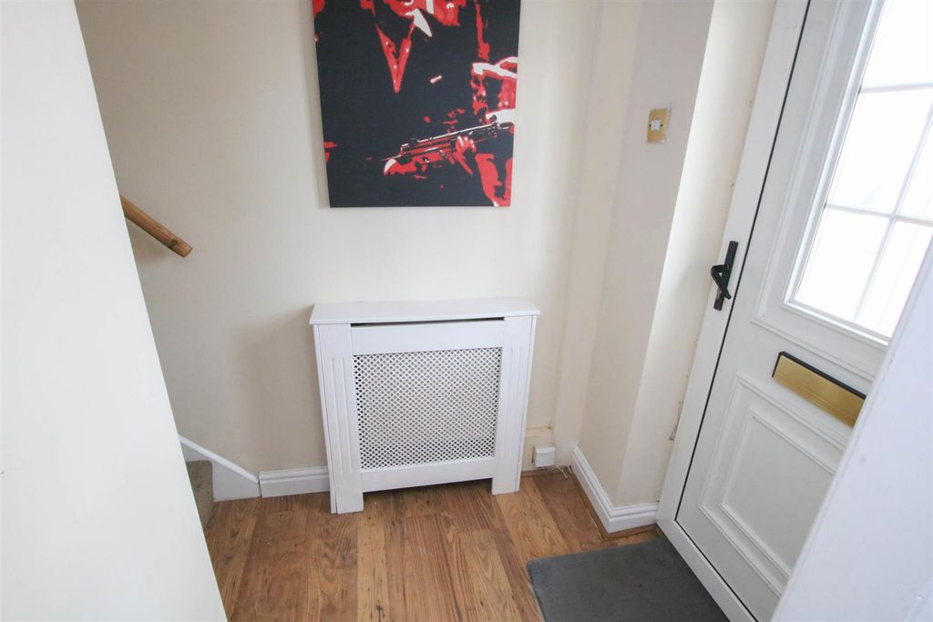 Property photo 3 of 16 Entrance Hall