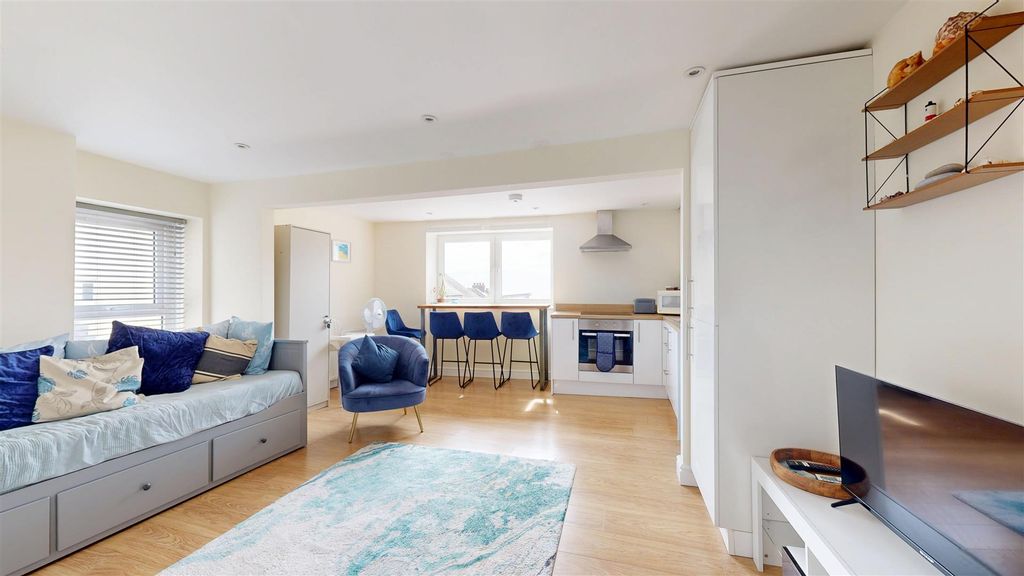 Property photo 3 of 11 Flat-3-103-Fortuneswell-08142025_155713.Jpg