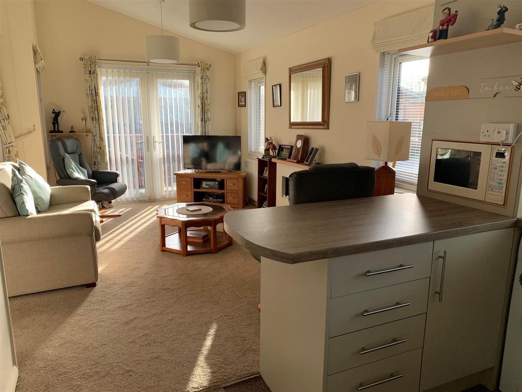 Property photo 2 of 15 Living Room..Jpg