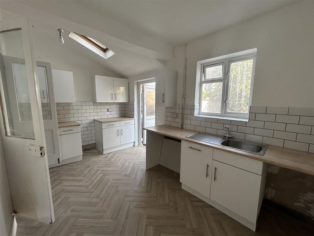 Property photo 2 of 14 Kitchen
