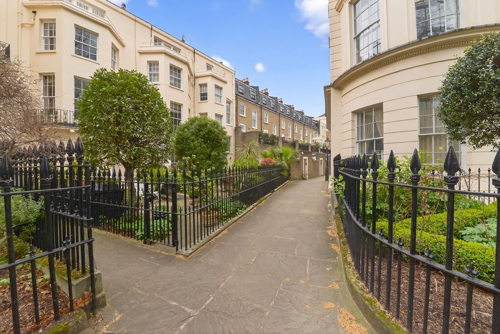 Property photo 1 of 13 Peto Place