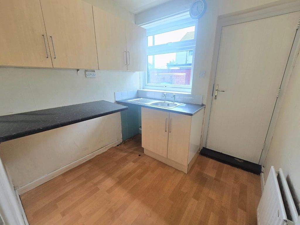 Property photo 3 of 8 Kitchen