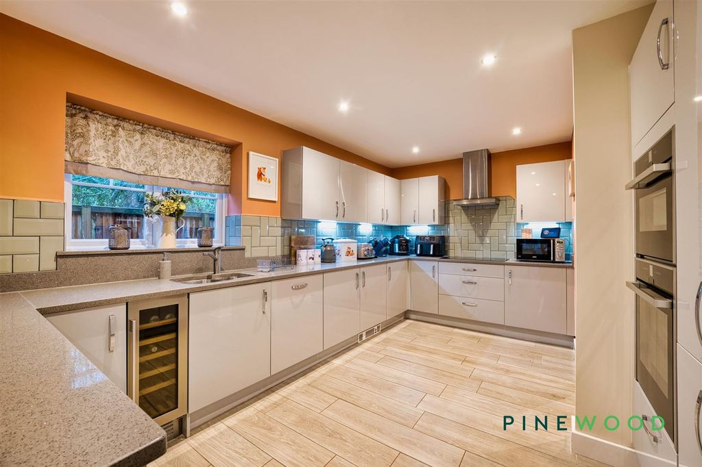 Property photo 2 of 46 Breakfast Kitchen