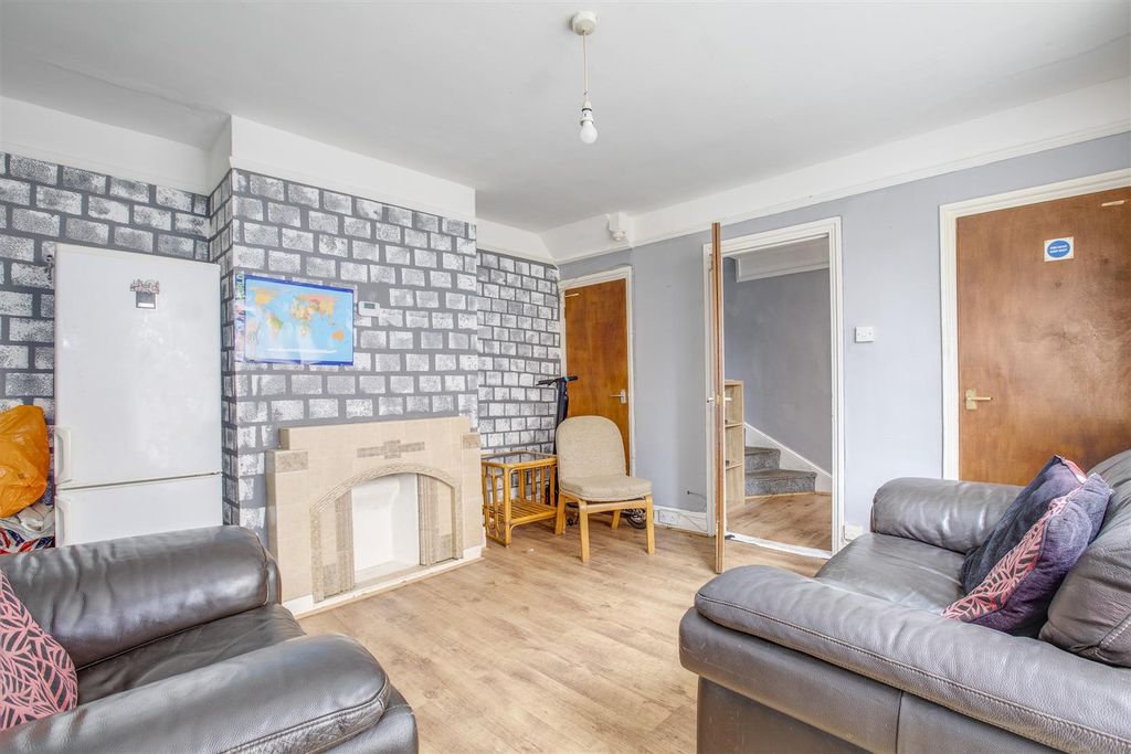 Property photo 3 of 14 133 Desborough Avenue, Hp11 2Sg-7.Jpg