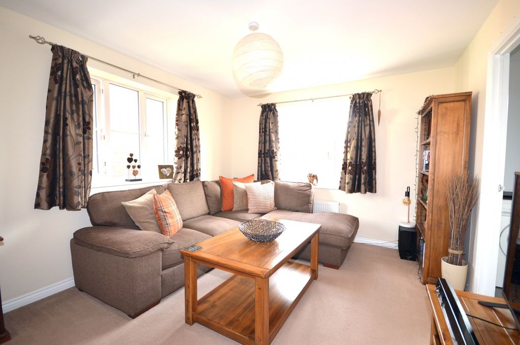 Property photo 2 of 7 Flat To Rent In Chichester - Living Room