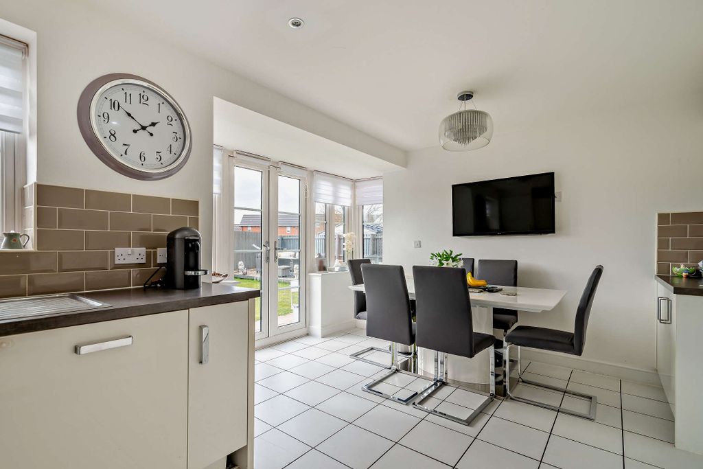 Property photo 2 of 15 Dining Kitchen