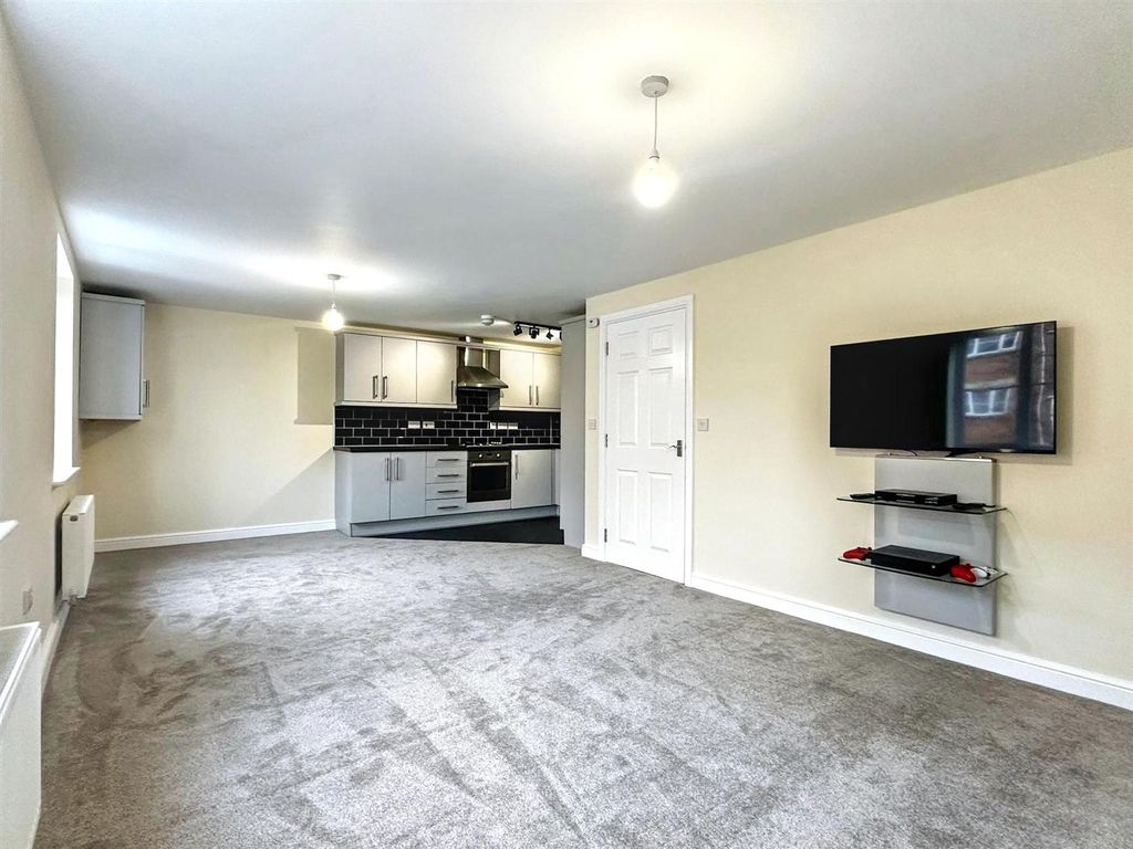 Property photo 3 of 18 Lounge