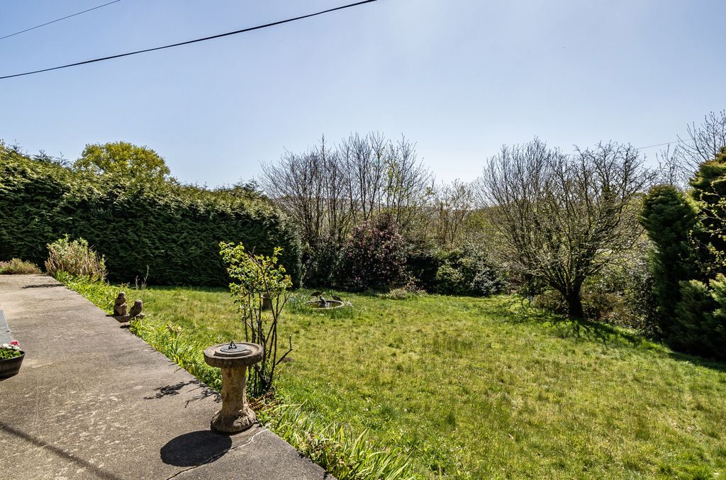 Property photo 2 of 12 Garden