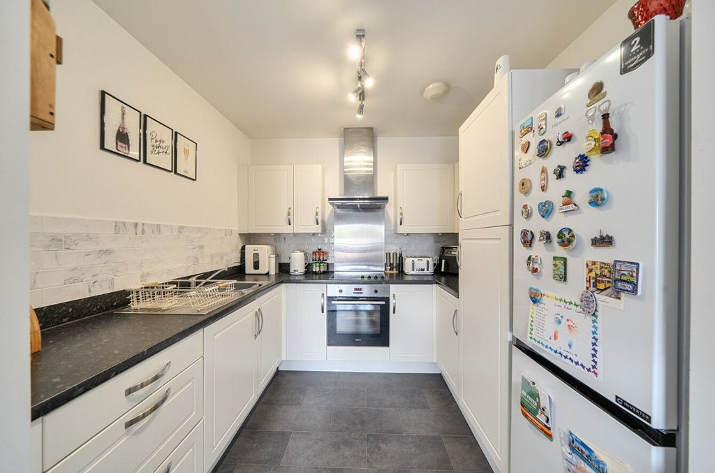 2 bed flat for saleFerndale Crescent, Carshalton, London SM5 photo 4