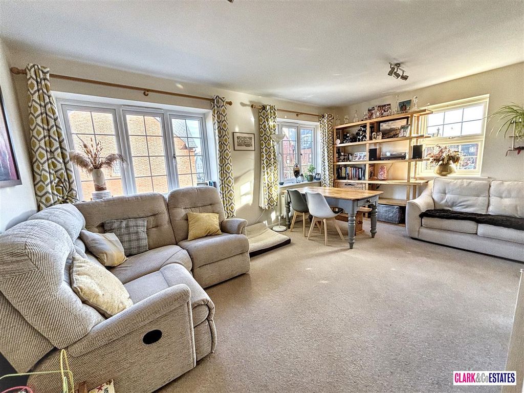 Property photo 3 of 12 Lounge