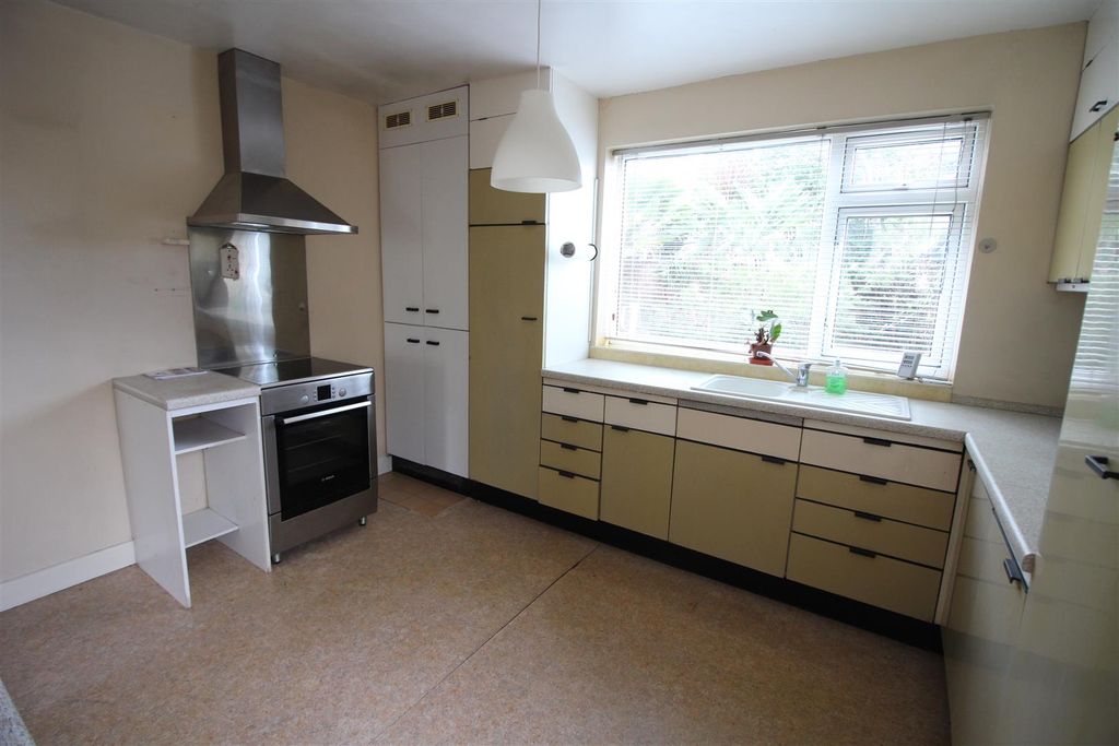 Property photo 2 of 11 Fitted Kitchen