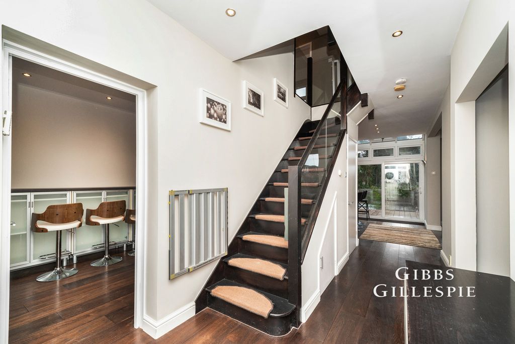 Property photo 2 of 17 Photo