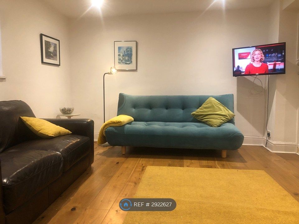 Property photo 3 of 16 Beautiful Large Flat Off Seafront