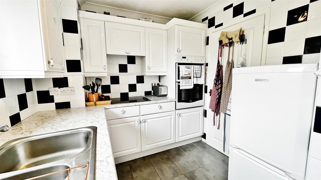 Additional image 4 of 2 bed flat for saleFrinton Court, The Esplanade, Frinton-On-Sea CO13