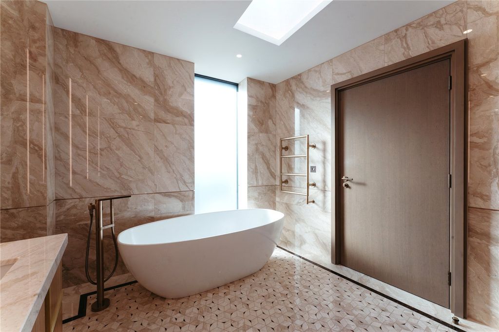 Property photo 3 of 9 En-Suite Bathroom