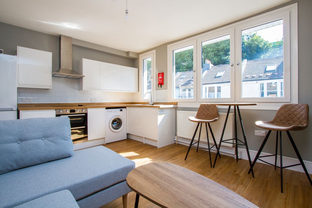 Property photo 2 of 14 Photo 02