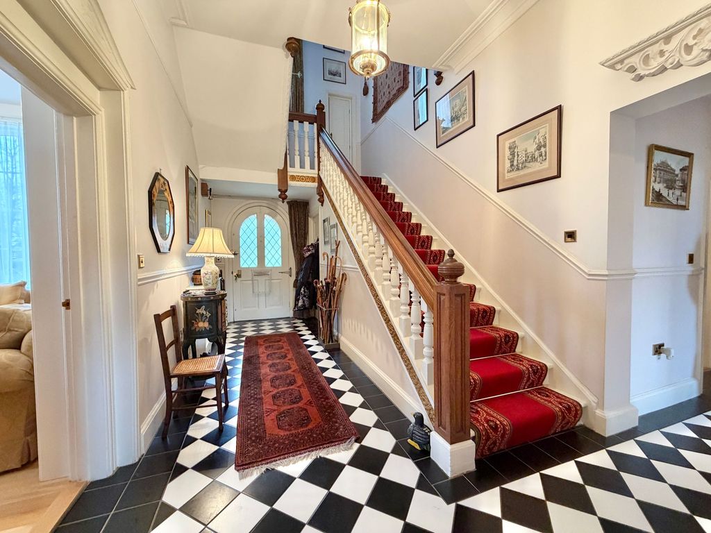 Property photo 3 of 34 Entrance Hall