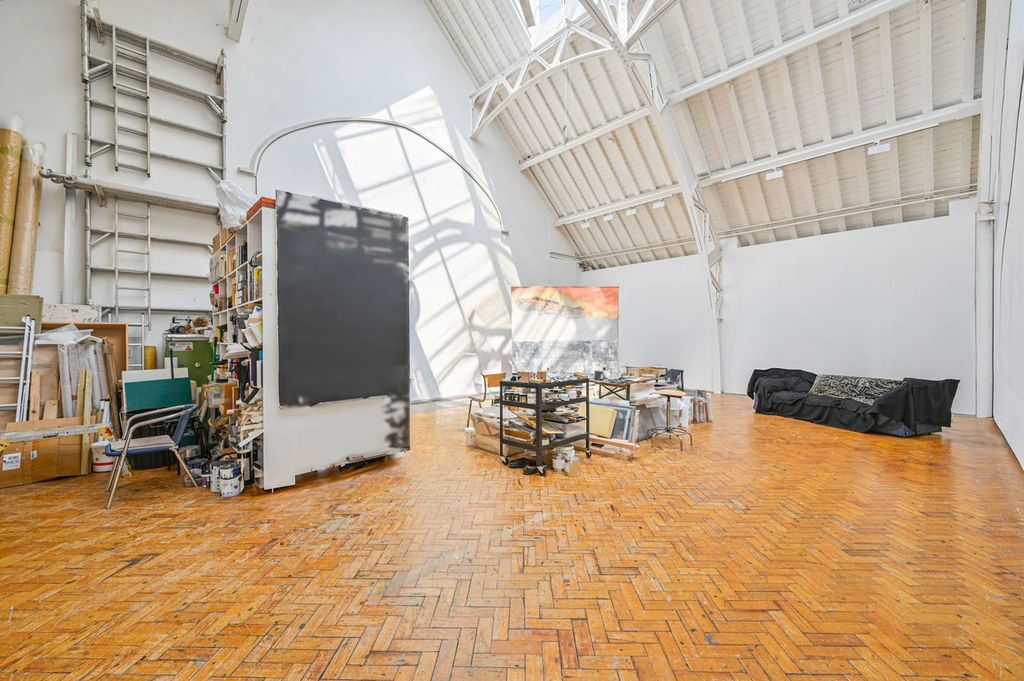 Property photo 2 of 31