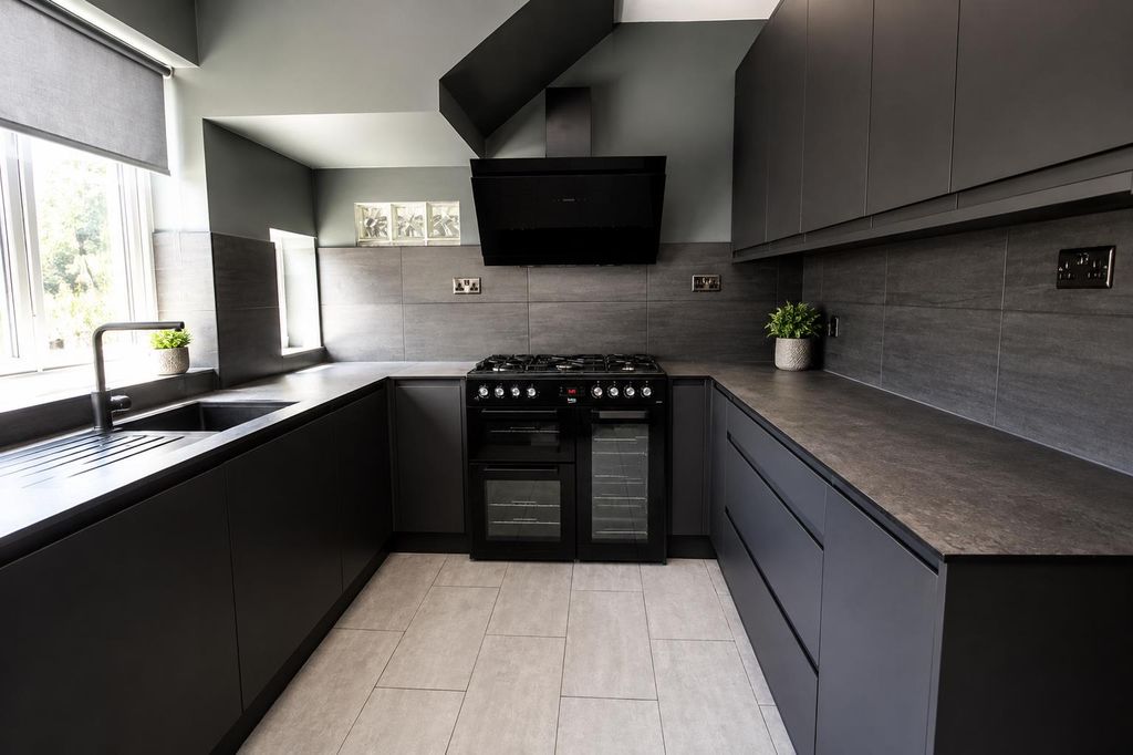 Property photo 3 of 21 Modern Fitted Kitchen