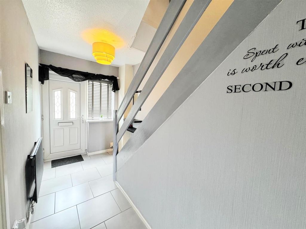 Property photo 3 of 11 Entrance Hall