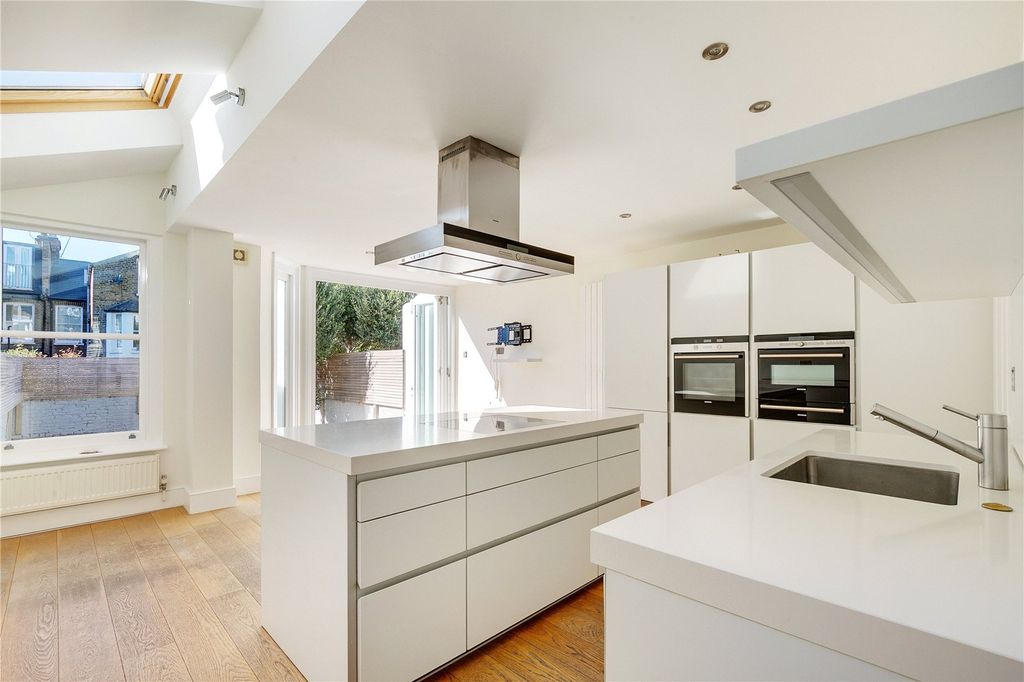 Property photo 3 of 14 Kitchen