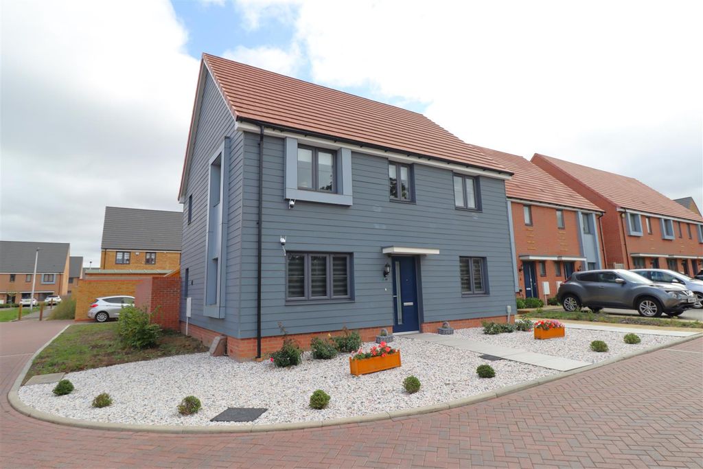 Property photo 1 of 25 Landscaped Front Garden