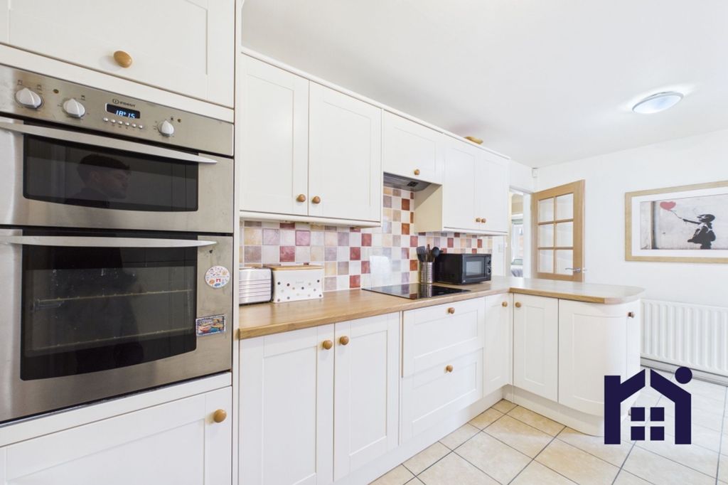 Property photo 3 of 23 Kitchen