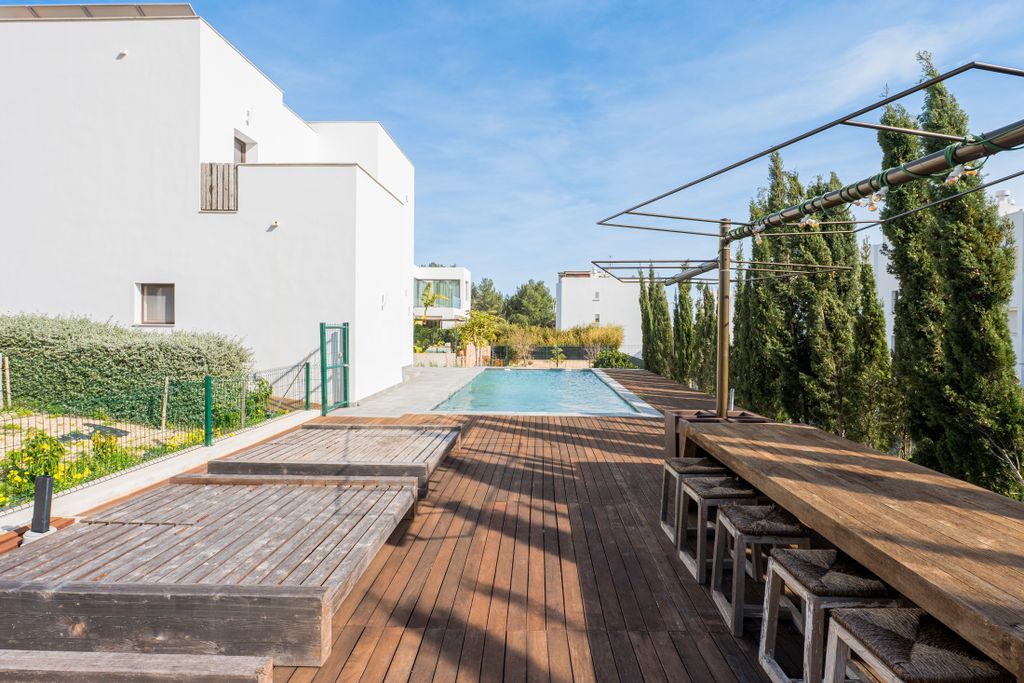 Property photo 3 of 32