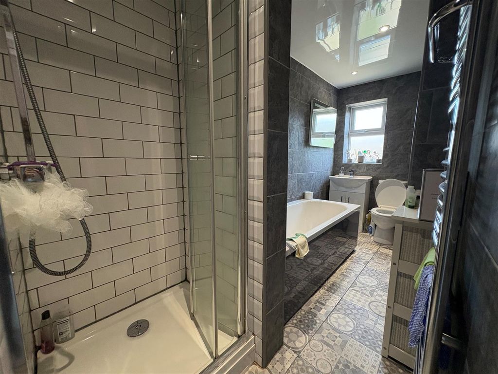 Property photo 2 of 7 Bathroom.Jpg
