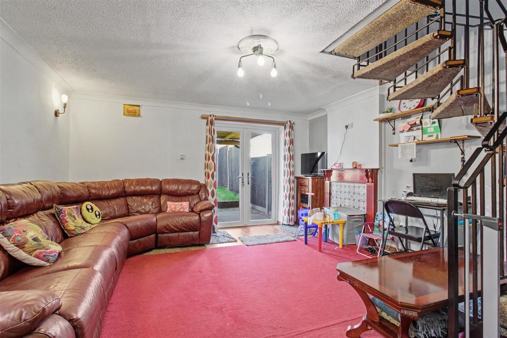 Property photo 3 of 11 Lounge